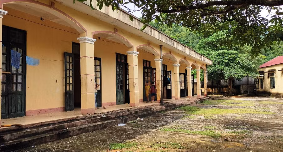 Dãy nhà bán trú cho học sinh được xây dựng từ năm 2006 đã xuống cấp nghiêm trọng.