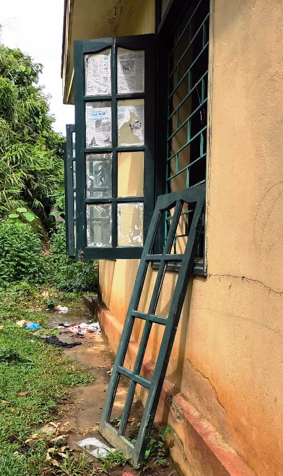 Hệ thống cửa sổ của dãy nhà bán trú bị hư hỏng.