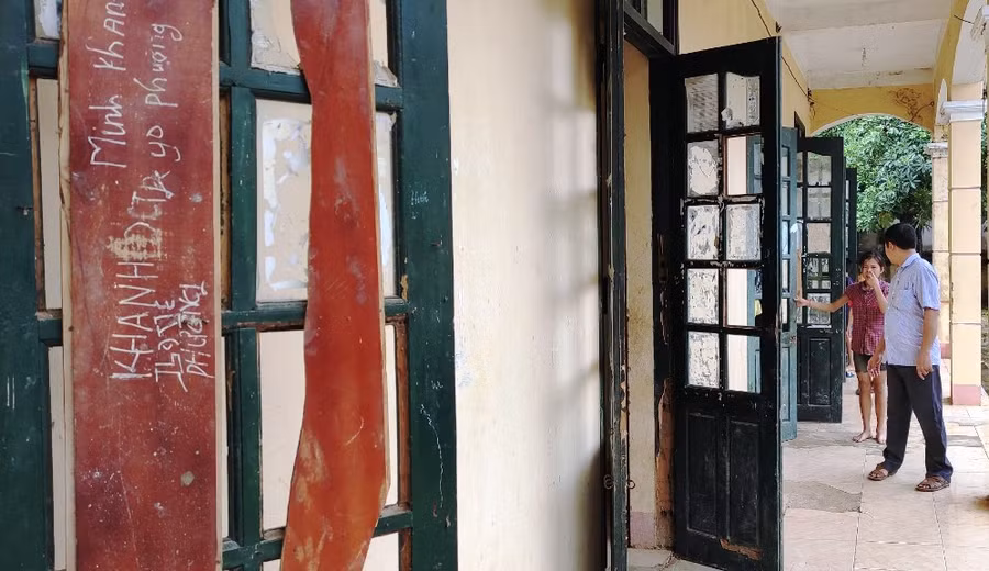 Cửa chính các phòng ở của học sinh phải chắp vá.