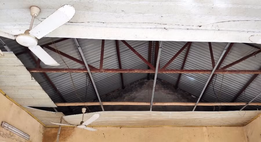 Trần nhà ăn của trường cũng bị hư hỏng nặng.