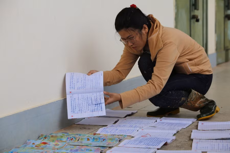 Giáo viên phơi sách vở học sinh sau lũ lụt