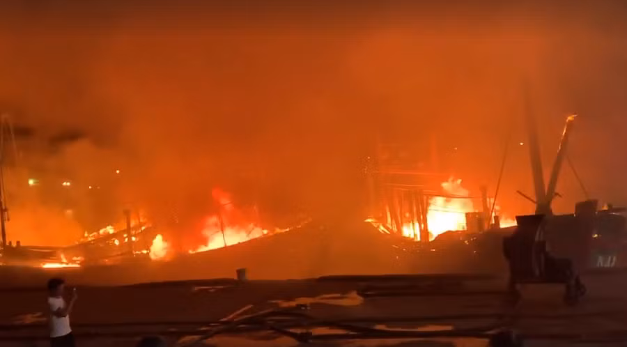 Lửa bốc cháy ngùn ngụt lan sang nhiều tàu cá bên cạnh