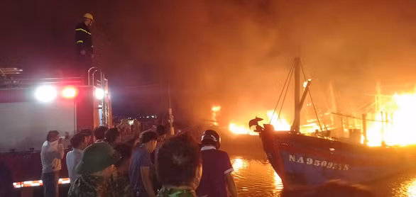 Lực lượng cứu hỏa cùng hàng trăm người dân đang tập trung chữa cháy