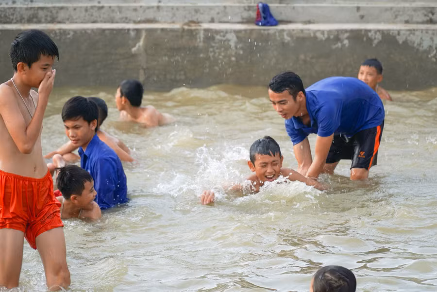 Nhiều trường học phối hợp với chính quyền địa phương, Đoàn thanh niên dạy bơi cho học sinh