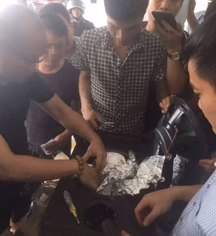 Các túi bột chứa trong loa thùng nghi là ma túy đá. Ảnh: NDCC.