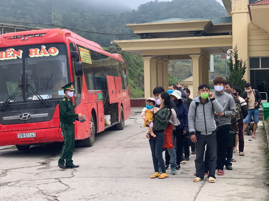 Lao động từ Lào trở về nước được đón lên xe đưa về các khu vực cách ly Lao động từ Lào trở về nước được đón lên xe đưa về các khu vực cách ly