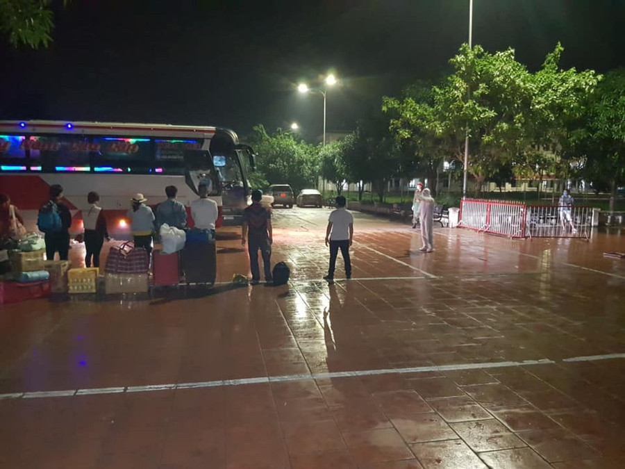 Đón công dân về khu cách ly quân đội tại huyện Nghi Lộc, Nghệ An Đón công dân về khu cách ly quân đội tại huyện Nghi Lộc, Nghệ An