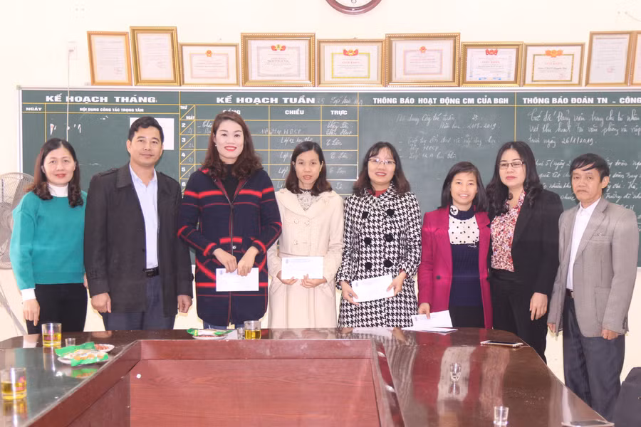 Công đoàn GD Nghệ An trao quà cho giáo viên khó khăn trường ngoài công lập