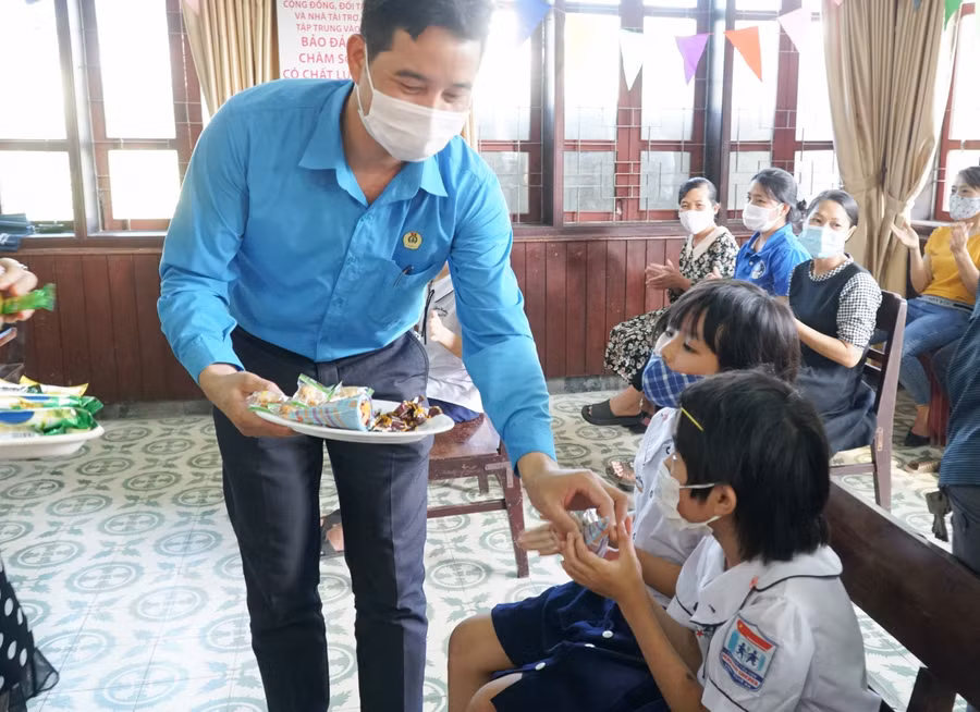 Ông Đặng Văn Hải - Chủ tịch CĐGD Nghệ An trao quà, chúc mừng tết Trung thu - tết thiếu nhi của Việt Nam đến các cháu Làng trẻ em SOS Vinh.