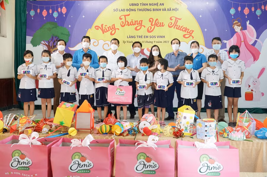 Ngành giáo dục Nghệ An tặng 10 điện thoại thông minh cùng quà tết Trung thu cho các cháu Làng trẻ SOS Vinh