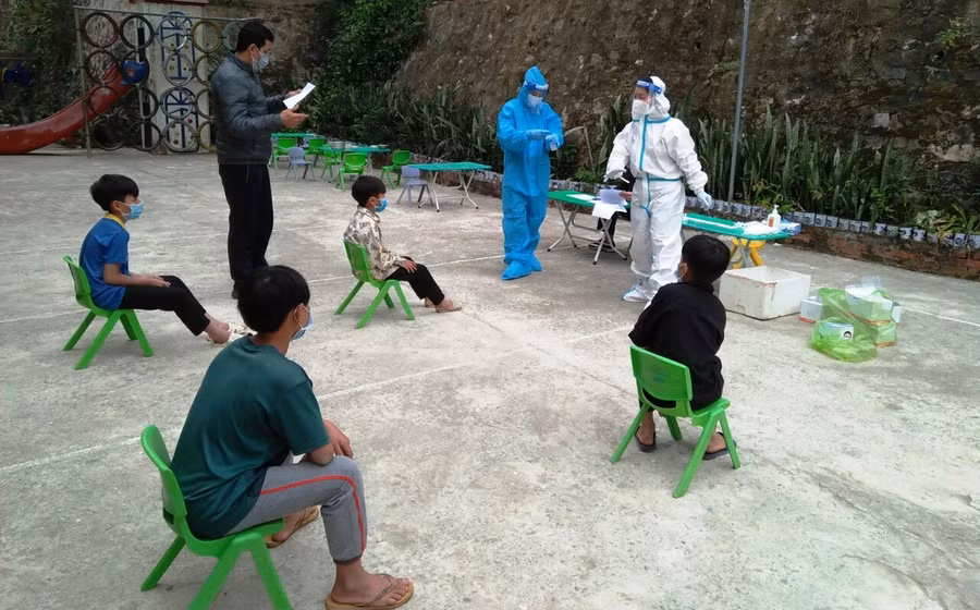 Lực lượng y tế lấy mẫu xét nghiệm cho học sinh ở huyện Mường Lát (Thanh Hóa).
