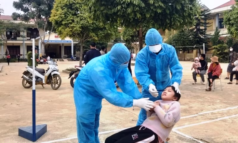 Lấy mẫu xét nghiệm Covid-19 cho học sinh ở Thanh Hóa.