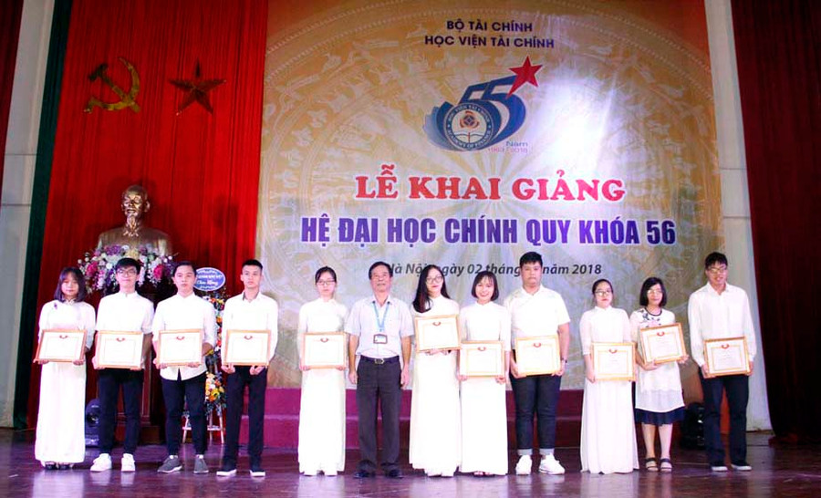 11 tân sinh viên đạt giải cao trong kỳ thi học sinh giỏi và có chứng chỉ quốc tế cao về ngoại ngữ xét tuyển vào Học viện được nhận giấy khen của Giám đốc Học viện và học bổng của nhà tài trợ