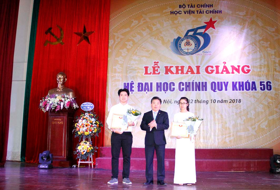 PGS,TS NGƯT Nguyễn Trọng Cơ - Giám đốc Học viện trao Giấy khen cho 2 tân sinh viên đạt kết quả cao nhất trong xét tuyển đại học từ kết quả học tập THPT và điểm thi TNTHPT quốc gia