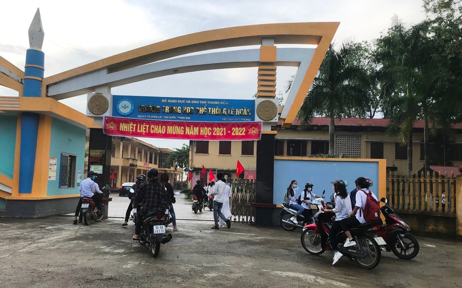 Học sinh Trường THPT Lê Hoàn (Thọ Xuân) đến trường dự lễ khai giảng và học buổi đầu tiên của năm học mới.