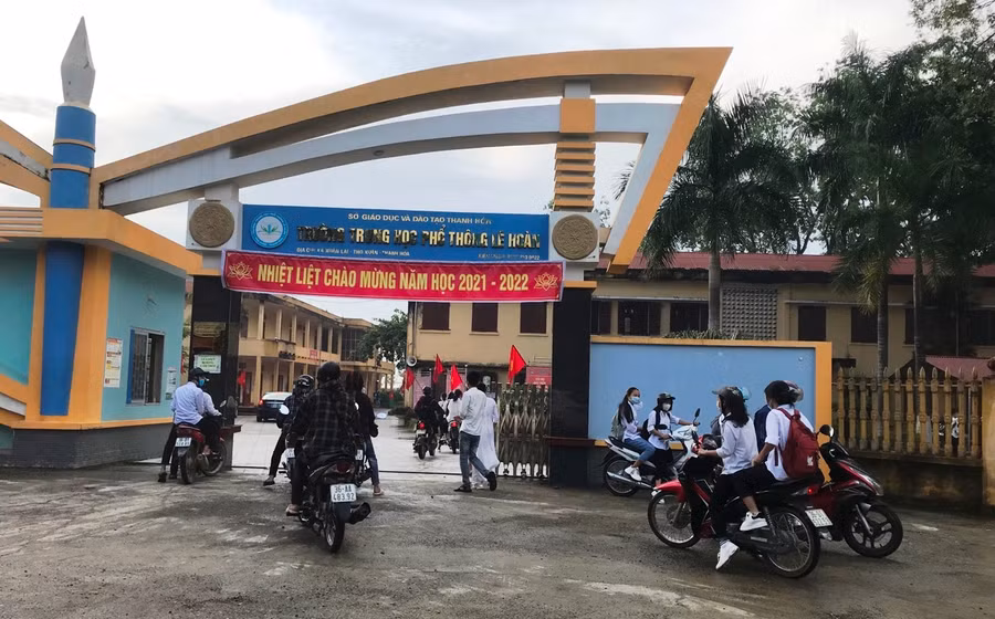 Học sinh Trường THPT Lê Hoàn (Thọ Xuân) đến trường dự lễ khai giảng và học buổi đầu tiên của năm học mới.