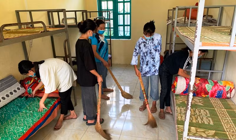 Học sinh dọn dẹp phòng ký túc xá