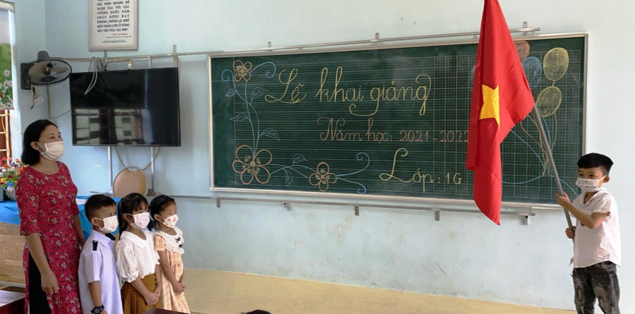 Lễ khai giảng trong lớp học