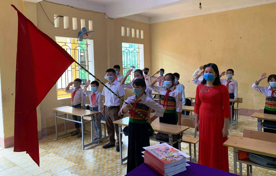 Trường THCS Phú Lệ, huyện biên giới Quan Hóa khai giảng năm học mới.