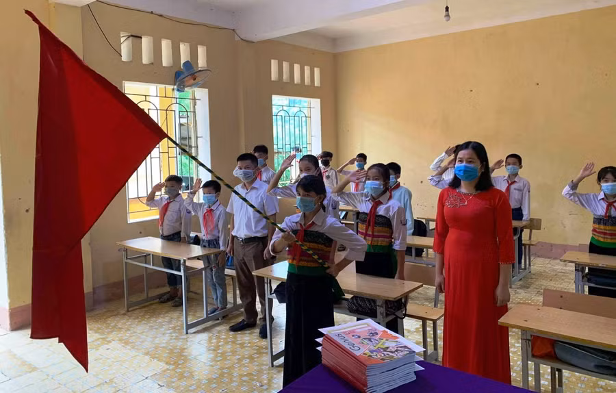 Trường THCS Phú Lệ, huyện biên giới Quan Hóa khai giảng năm học mới.