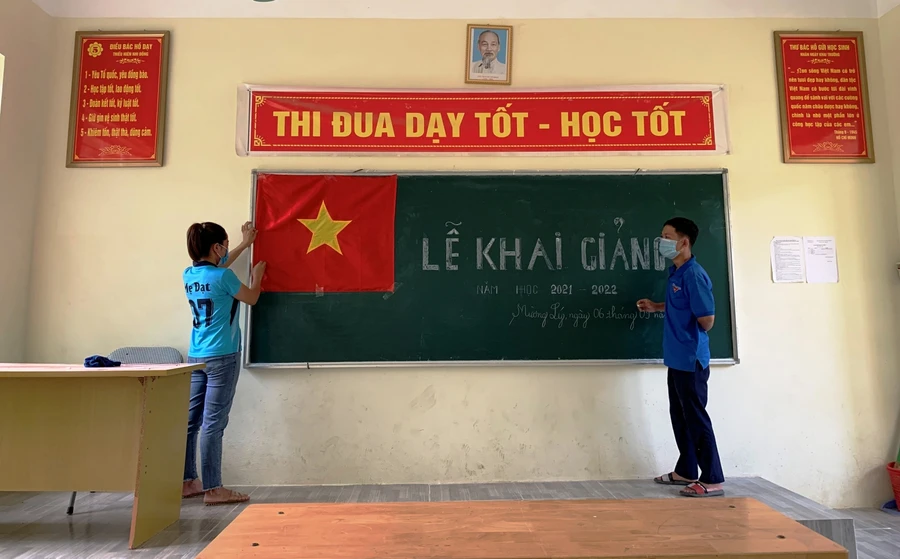 Công tác chuẩn bị khai giảng trong lớp học ở Mường Lát (Thanh Hóa).