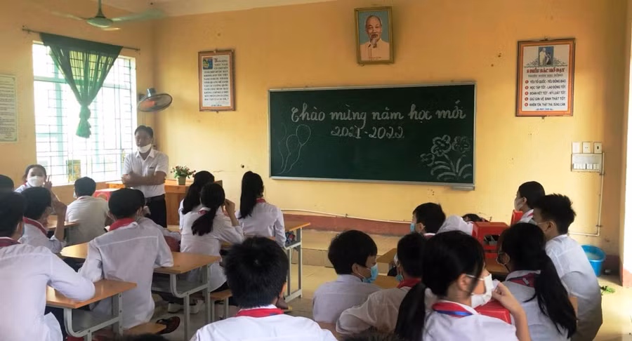 Thầy và trò Trường THCS Xuân Khánh (Thọ Xuân) trong buổi học đầu tiên, năm học 2021-2022.