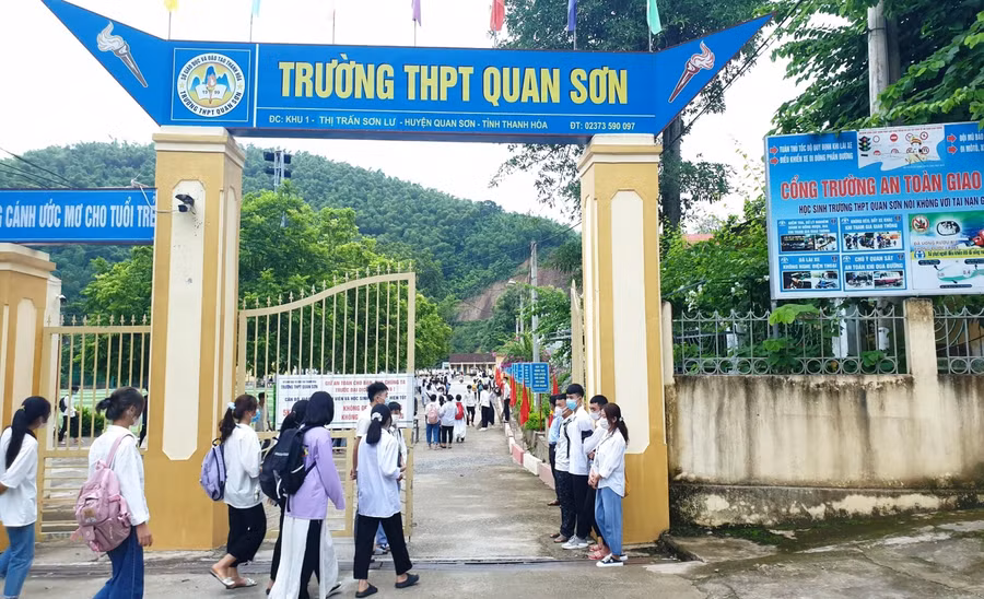 Học sinh hân hoan trong ngày khai giảng muộn ở Thanh Hóa ảnh 8