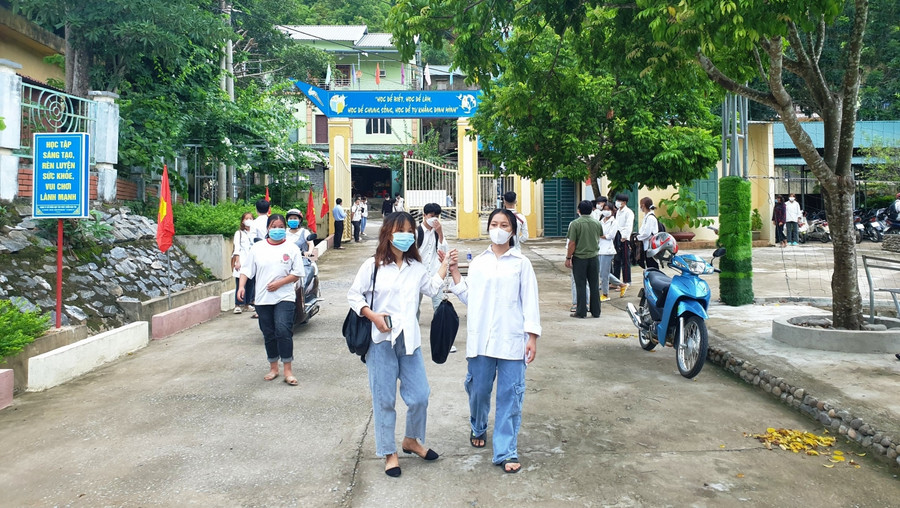 Học sinh Trường THPT Quan Sơn hồ hởi trong buổi đầu đến trường.