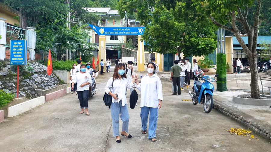 Học sinh Trường THPT Quan Sơn hồ hởi trong buổi đầu đến trường.