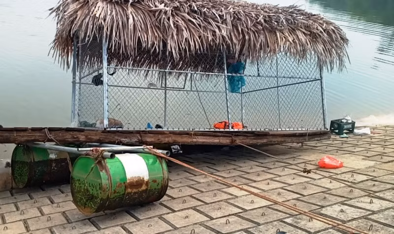 Chiếc nhà bè bị lật trên hồ nước ở xã Đồng Thịnh (Ngọc Lặc, Thanh Hóa) khiến 2 người chết.