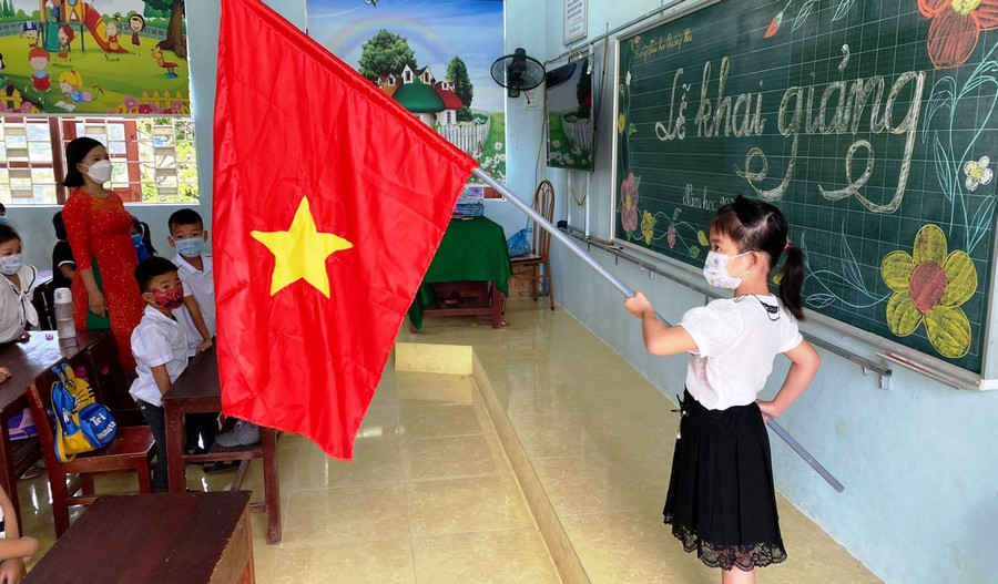 Học sinh Trường Tiểu học Quảng Hải (Quảng Xương, Thanh Hóa) chào cờ.