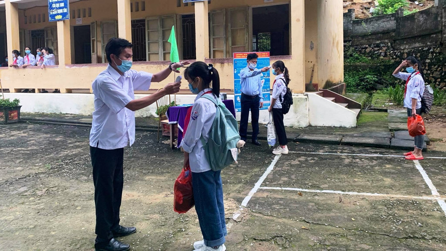 Công tác kiểm soát dịch được thực hiện chặt chẽ ở Trường THCS Phú Lệ, huyện vùng cao, biên giới Quan Hóa.