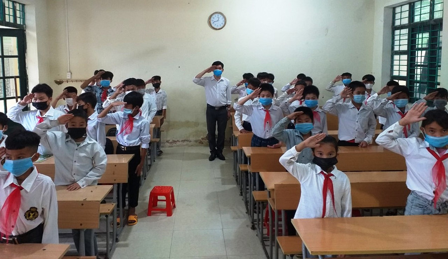 Học sinh Trường PTDTBT - THCS Tam Thanh (Quan Sơn, Thanh Hóa) chào cờ trong lớp.