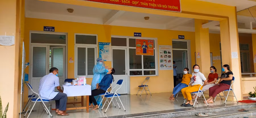 Giáo viên trường Mầm non Tam Lư (Quan Sơn, Thanh Hóa) được lấy mẫu test nhanh kháng nguyên.