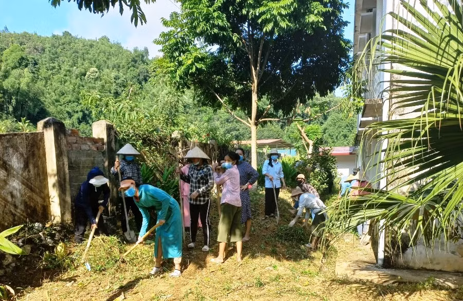 Phụ huynh Trường Tiểu học Na Mèo (Quan Sơn, Thanh Hóa) giúp nhà trường dọn dẹp vệ sinh để đón năm học mới.