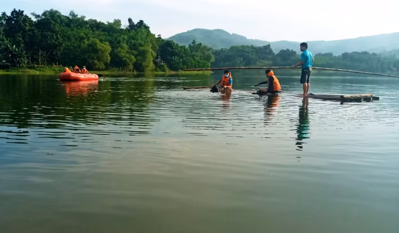 Lực lượng Công an tìm kiếm người bị nạn dưới hồ nước.