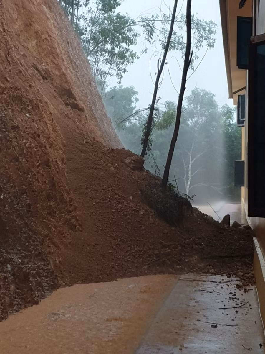 Đất đá sạt lở xuống sát dãy phòng học của Trường THCS Long Lộc (huyện Nghĩa Đàn, Nghệ An)