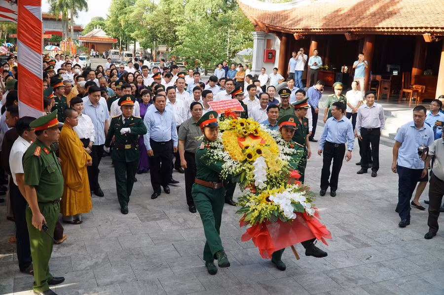 Thủ tướng Phạm Minh Chính cùng đoàn công tác đến dâng hương, dâng hoa tại Nghĩa trang quốc tế Việt - Lào tại huyện Anh Sơn, Nghệ An.
