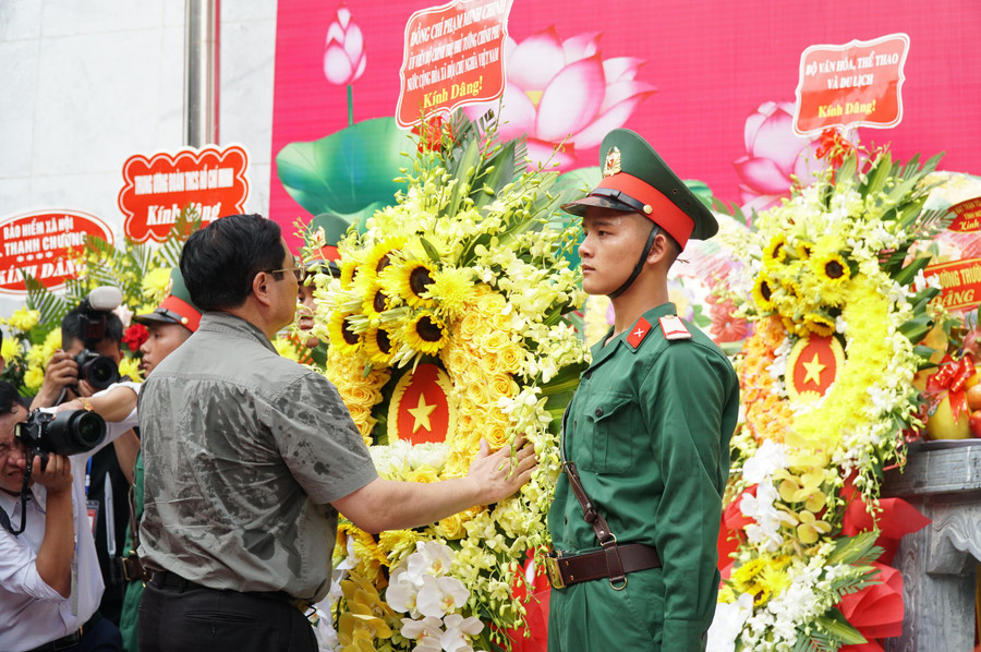 Thủ tướng Phạm Minh Chính dâng hoa dâng hương đến các anh hùng liệt sỹ tại nghi môn nghĩa trang quốc tế Việt - Lào. Thủ tướng Phạm Minh Chính dâng hoa dâng hương đến các anh hùng liệt sỹ tại nghi môn nghĩa trang quốc tế Việt - Lào.