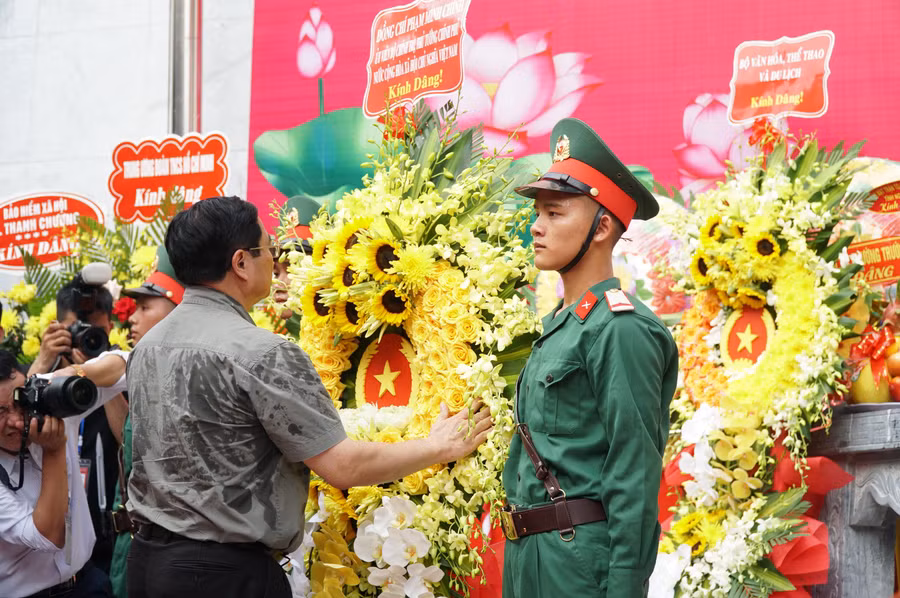 Thủ tướng Phạm Minh Chính dâng hoa dâng hương đến các anh hùng liệt sỹ tại nghi môn nghĩa trang quốc tế Việt - Lào.