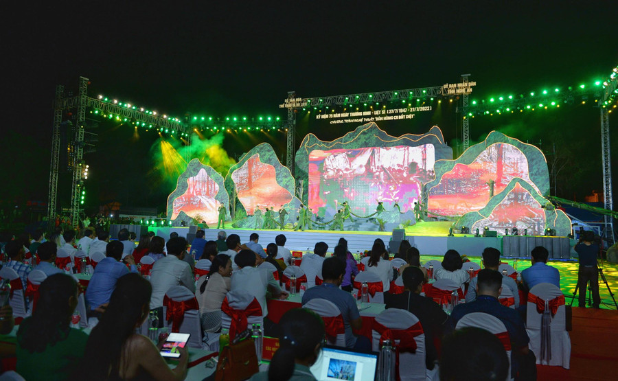 Chương trình nghệ thuật được dàn dựng công phu với điểm nhấn là khắc họa hình ảnh cao đẹp của người chiến sĩ Việt Nam . Chương trình nghệ thuật được dàn dựng công phu với điểm nhấn là khắc họa hình ảnh cao đẹp của người chiến sĩ Việt Nam .