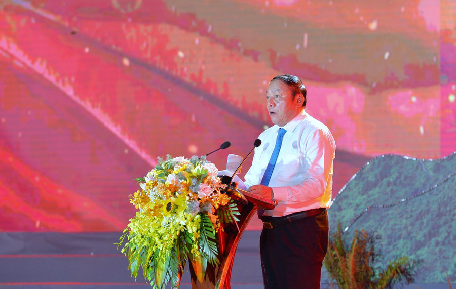 Bộ trưởng Bộ VH,TT&DL Nguyễn Văn Hùng phát biểu tại chương trình nghệ thuật "Bản hùng ca bất diệt". Bộ trưởng Bộ VH,TT&DL Nguyễn Văn Hùng phát biểu tại chương trình nghệ thuật "Bản hùng ca bất diệt".