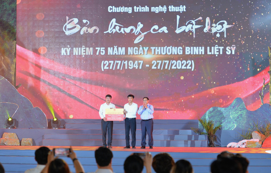 Thủ tướng Chính phủ Phạm Minh Chính trao tặng 20 căn nhà tình nghĩa cho huyện Anh Sơn, Nghệ An. Thủ tướng Chính phủ Phạm Minh Chính trao tặng 20 căn nhà tình nghĩa cho huyện Anh Sơn, Nghệ An.