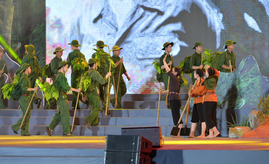 Chương trình tái hiện một chặng đường lịch sử cách mạng hào hùng của dân tộc, với những ca khúc đi cùng năm tháng. Chương trình tái hiện một chặng đường lịch sử cách mạng hào hùng của dân tộc, với những ca khúc đi cùng năm tháng.