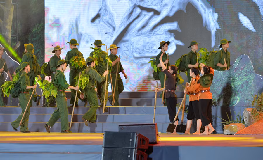 Chương trình tái hiện một chặng đường lịch sử cách mạng hào hùng của dân tộc, với những ca khúc đi cùng năm tháng.