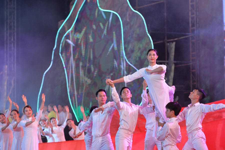 Chương trình cũng nhắc nhở mọi người biết trân trọng công lao to lớn của các anh hùng liệt sĩ đã hy sinh cho cách mạng và niềm tin vào tương lai rạng rỡ của quê hương, đất nước. Chương trình cũng nhắc nhở mọi người biết trân trọng công lao to lớn của các anh hùng liệt sĩ đã hy sinh cho cách mạng và niềm tin vào tương lai rạng rỡ của quê hương, đất nước.