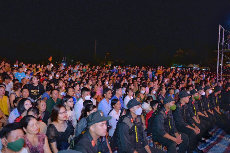 Đông đảo bà con nhân dân tại Nghệ An đến tham dự và thưởng thức chương trình nghệ thuật "Bản hùng ca bất diệt". Đông đảo bà con nhân dân tại Nghệ An đến tham dự và thưởng thức chương trình nghệ thuật "Bản hùng ca bất diệt".
