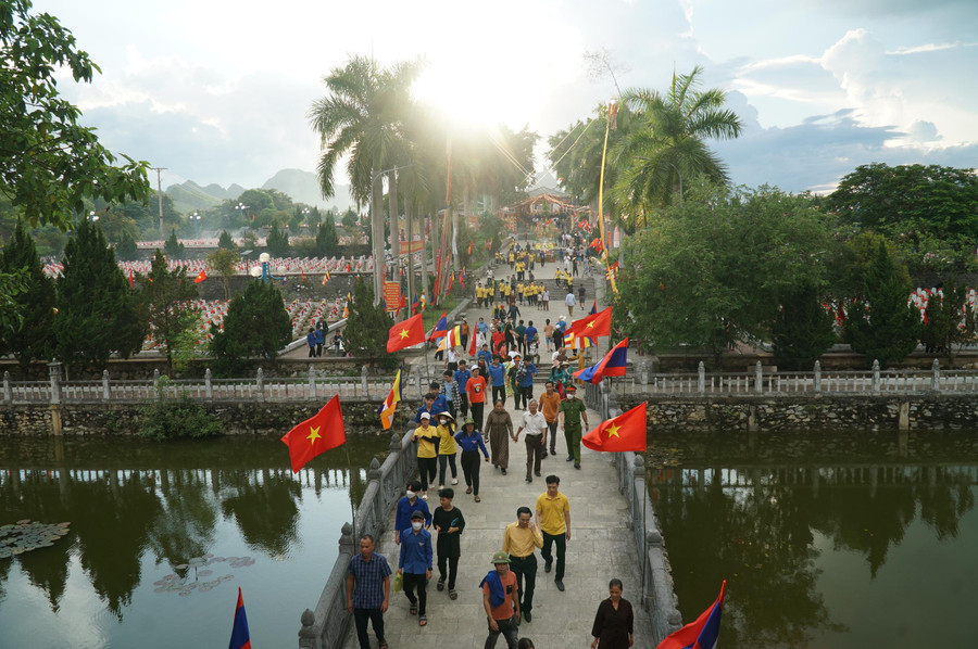 Nghĩa trang quốc tế Việt - Lào là nơi tiếp nhận, chăm sóc gần 11 nghìn phần mộ liệt sỹ. Nhân dịp ngày thương binh liệt sỹ (27/7), bà con nhân dân từ khắp mọi miền Tổ quốc cũng đến viếng thăm, tri ân các anh hùng liệt sỹ an nghỉ tại nghĩa trang. Nghĩa trang quốc tế Việt - Lào là nơi tiếp nhận, chăm sóc gần 11 nghìn phần mộ liệt sỹ. Nhân dịp ngày thương binh liệt sỹ (27/7), bà con nhân dân từ khắp mọi miền Tổ quốc cũng đến viếng thăm, tri ân các anh hùng liệt sỹ an nghỉ tại nghĩa trang.