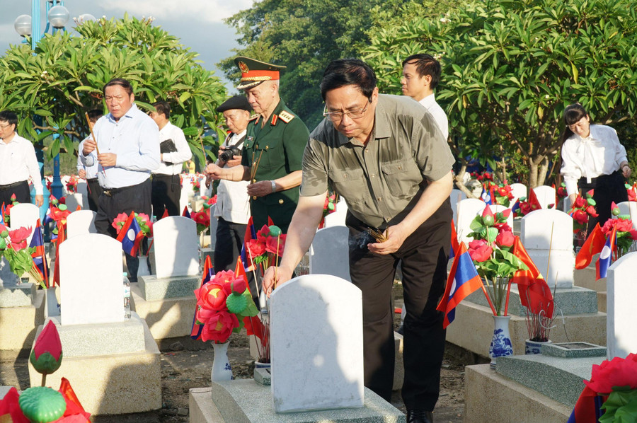 Thủ tướng Phạm Minh Chính cùng đoàn đại biểu thắp hương lên các phần mộ liệt sĩ tại Nghĩa trang quốc tế Việt - Lào. Thủ tướng Phạm Minh Chính cùng đoàn đại biểu thắp hương lên các phần mộ liệt sĩ tại Nghĩa trang quốc tế Việt - Lào.