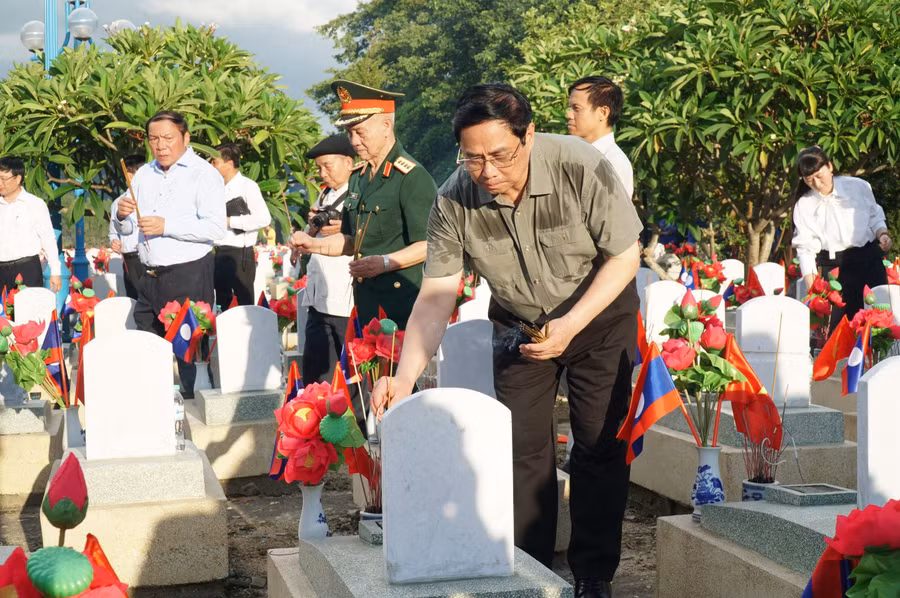Thủ tướng Phạm Minh Chính cùng đoàn đại biểu thắp hương lên các phần mộ liệt sĩ tại Nghĩa trang quốc tế Việt - Lào.